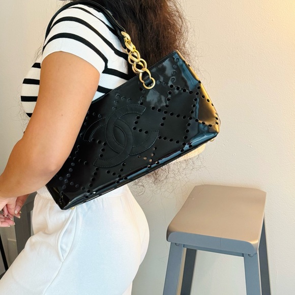 CHANEL Perforated Black Patent Leather Small Shoulder Bag in Very Good Condition - Picture 3 of 17